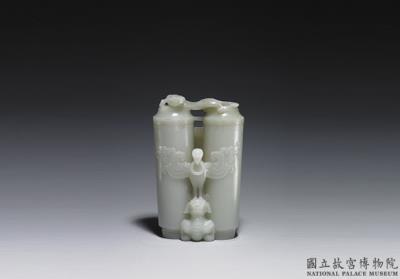 图片[2]-Qianlong Imitation of Archaic Jade Eagle and Bear Conjoined Vase, Qing dynasty, Qianlong reign (1736-1795)-China Archive